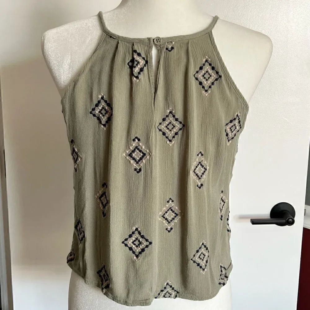 5/$25 Francesca's Patterned Halter Top - Picture 4 of 6